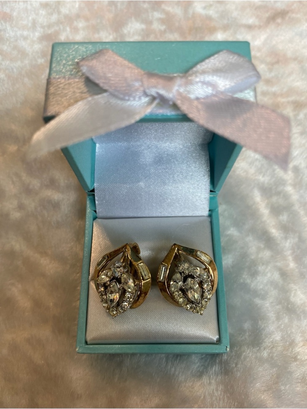 🍀VTG Crown Trifari Gold Crystal Clip-On Earrings